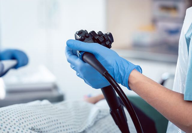 胃カメラをもつスタッフ