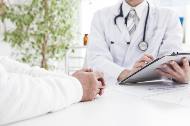 診察を行う医師と患者