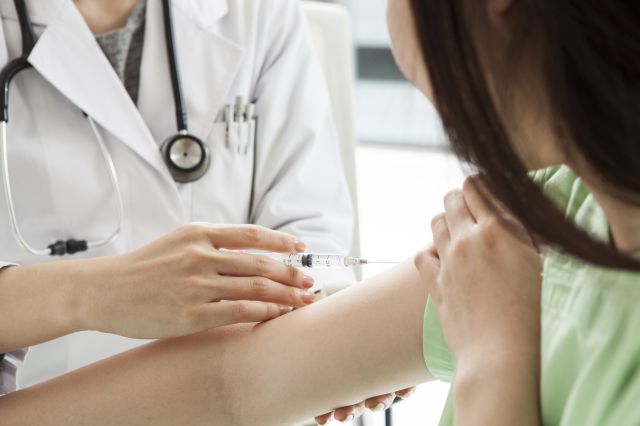 予防接種を受ける女性