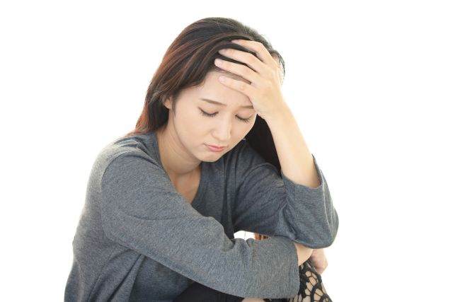 熱で具合の悪い女性