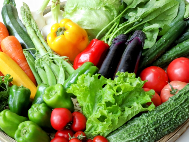 野菜をたくさん食べる人は塩分の摂取量も多い？