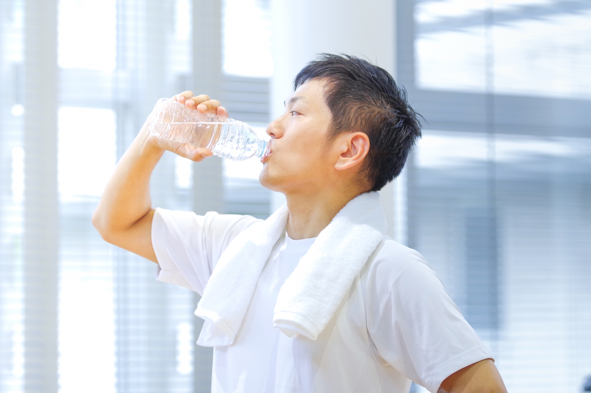 「1日2リットルの水」は本当に必要？医学的エビデンスから読み解く正しい水分補給