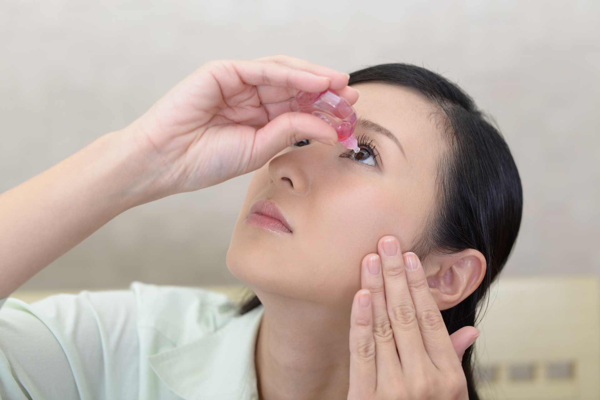 なぜ目薬が「第一選択」なのか？花粉症の目のかゆみを根本から鎮める医学的アプローチ
