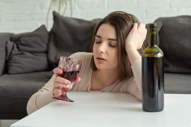 お酒と睡眠薬は何時間あけるべき？併用が危険な理由と正しい間隔