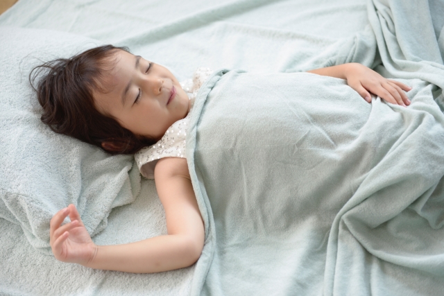 成績が良い子はしっかり眠る？年齢別の理想的な睡眠時間と脳の発達