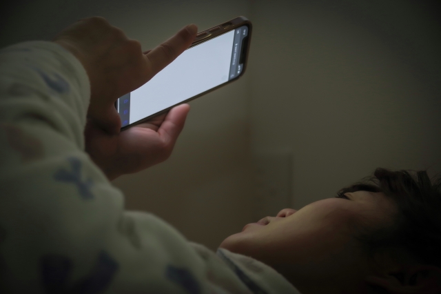 テレビやスマホをつけたままじゃないと眠れない。この習慣、続けて大丈夫？